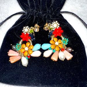 Beautiful floral earrings. Very cute and stylish